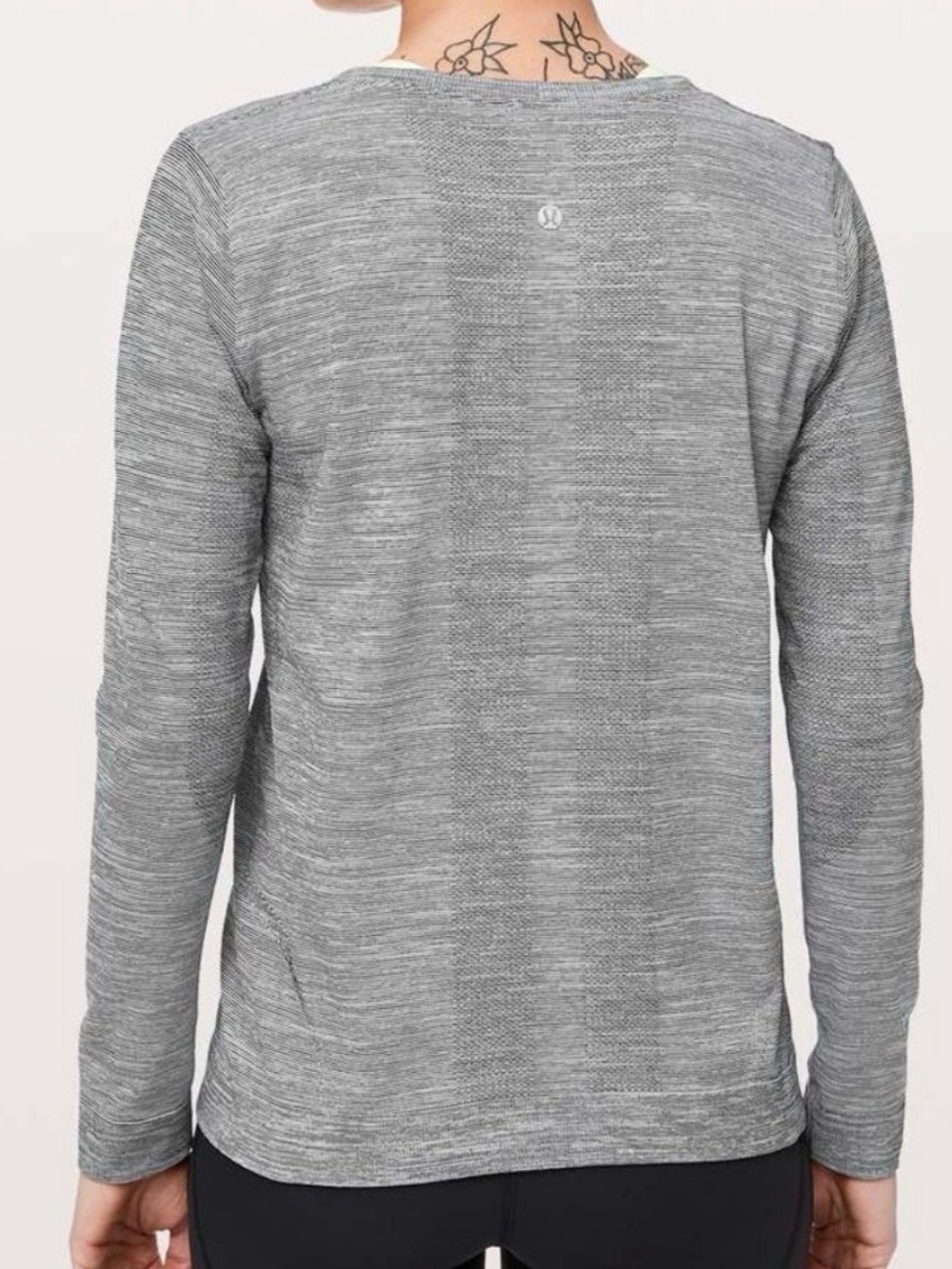 Lululemon Swiftly Tech Long Sleeve Size 4 Breeze Relaxed Fit Black & White